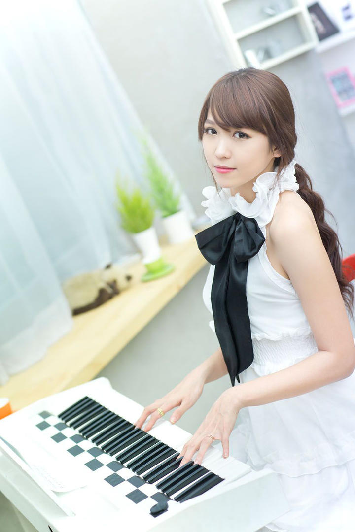弹电子琴的韩国美女李恩慧高清图片