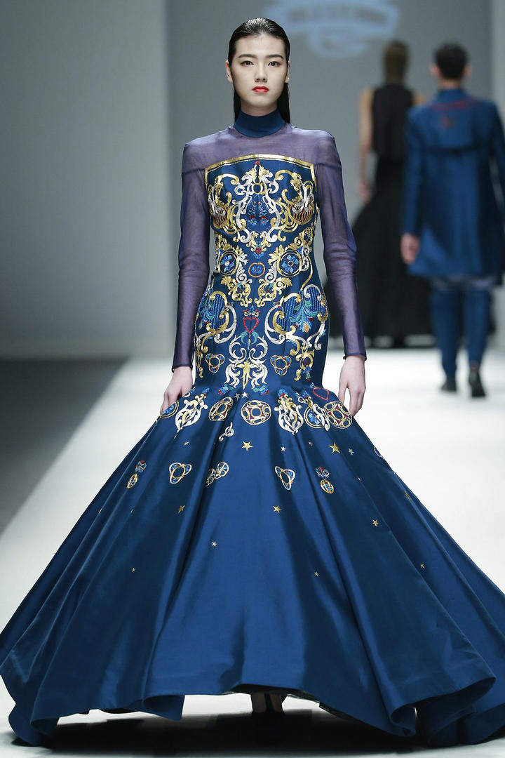 丅台时装秀的美女模特图书馆