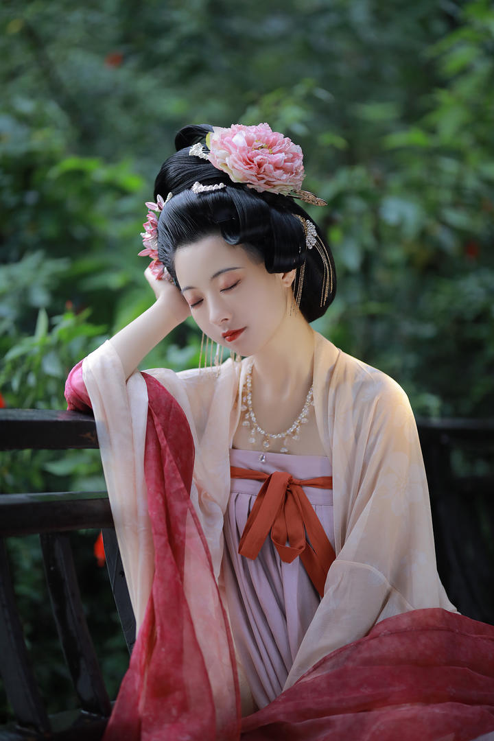 4K超清气质端庄的古装美女摄影素材图片