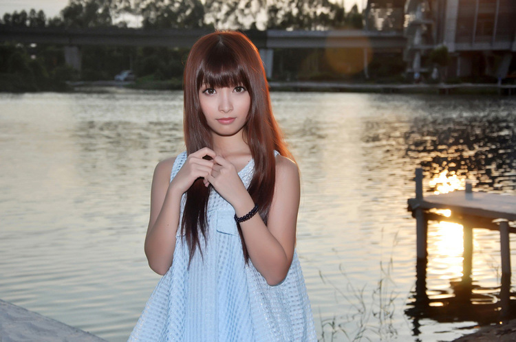 长发美女迎面吹来的夏末之风