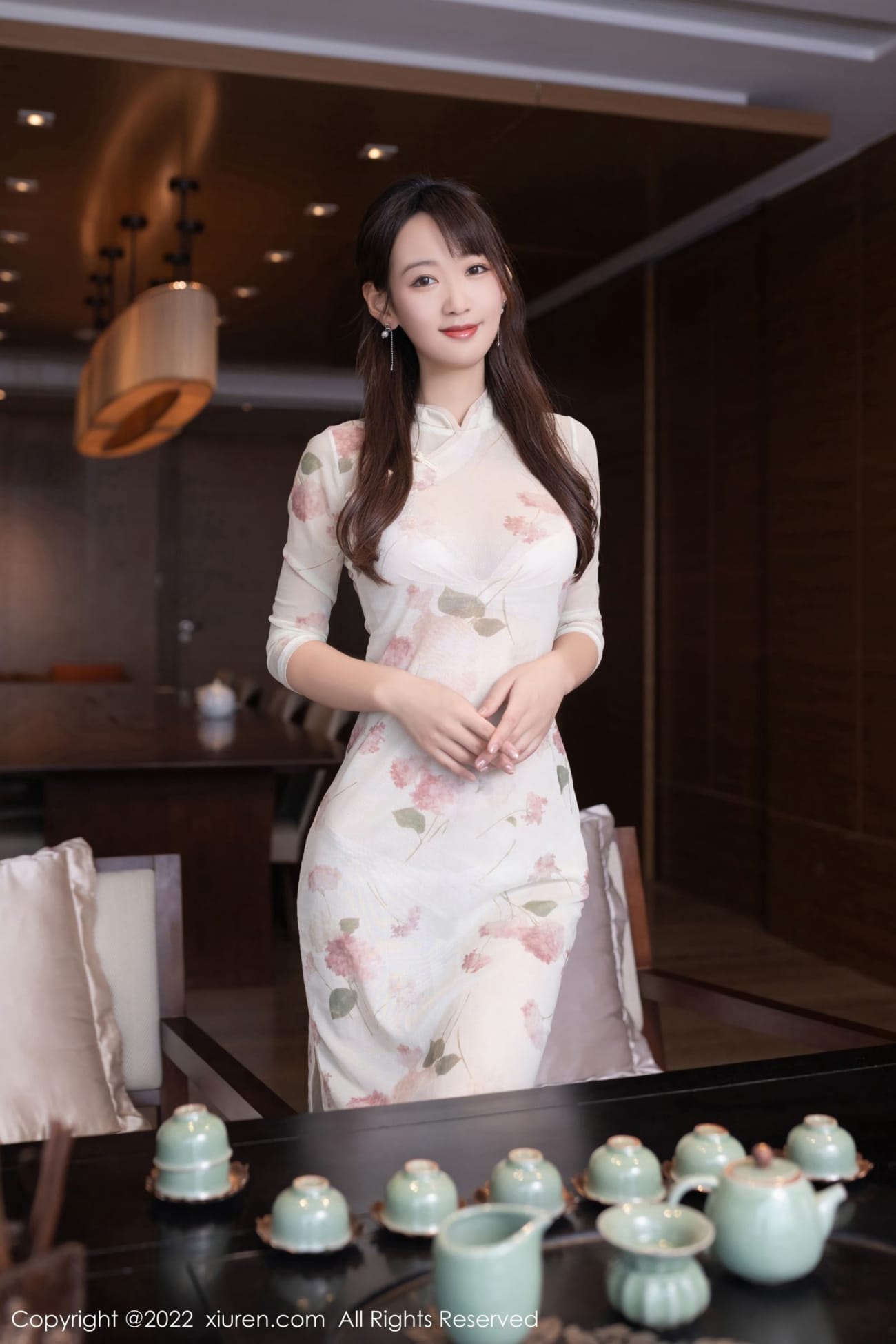 秀人网美女模特唐安琪轻透旗袍搭配原色丝袜广州云南旅拍