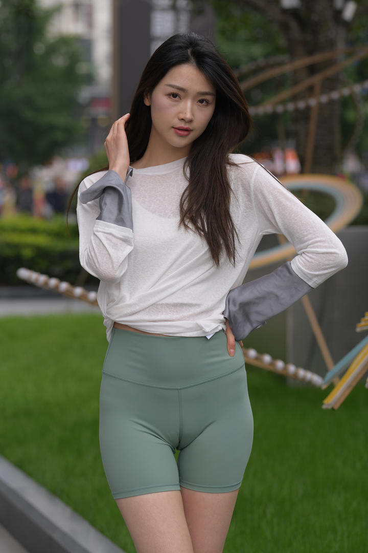 C0C0美女婷婷街拍紧身裤图片