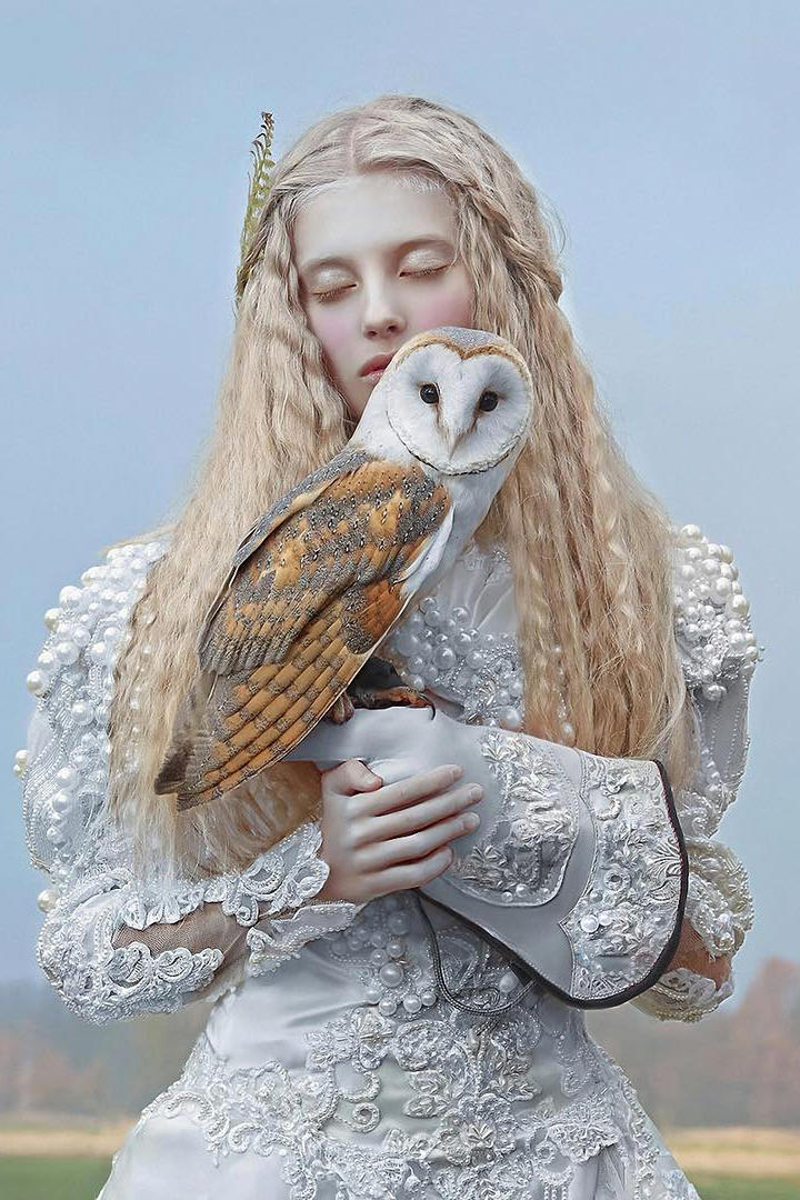 手上站着猫头鹰的美女艺术写真图片