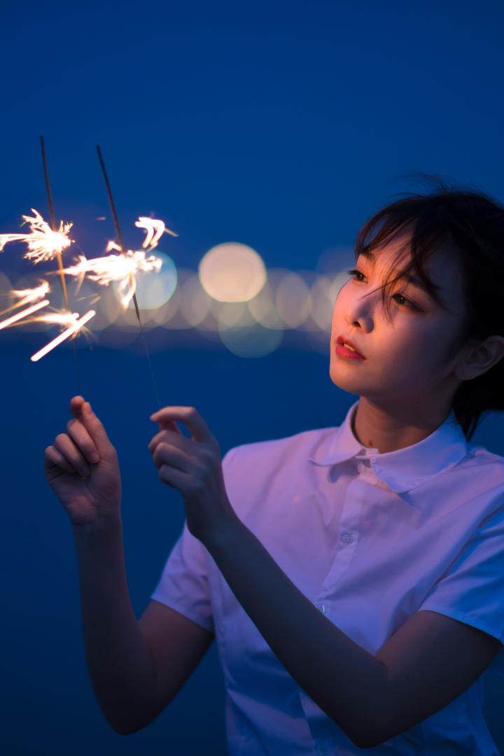 亚洲精品清纯女生玩烟花艺术写真图片大全