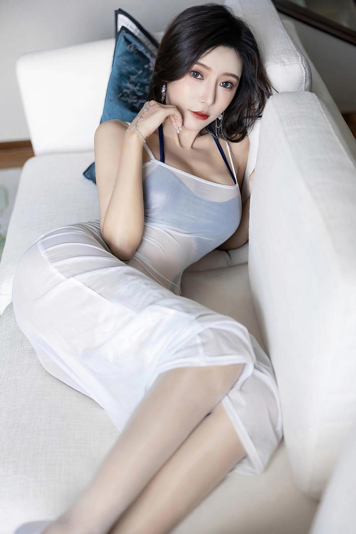 躺在沙发上的性感尤物王馨瑶mm131美女私拍套图