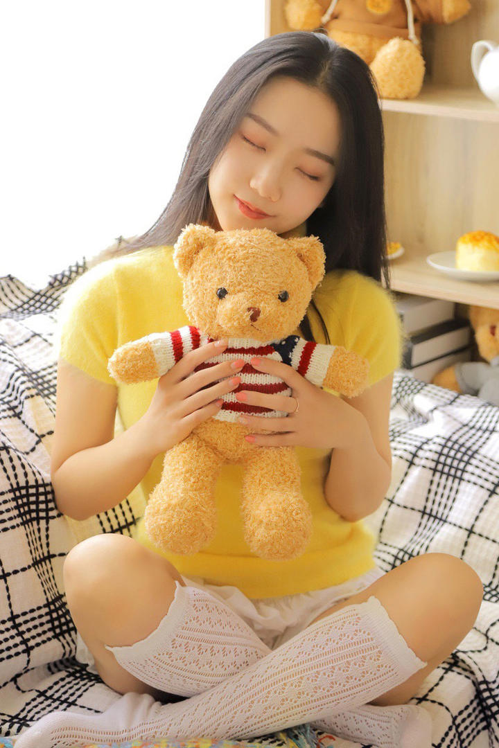 抱着玩具胸的清纯美女图片