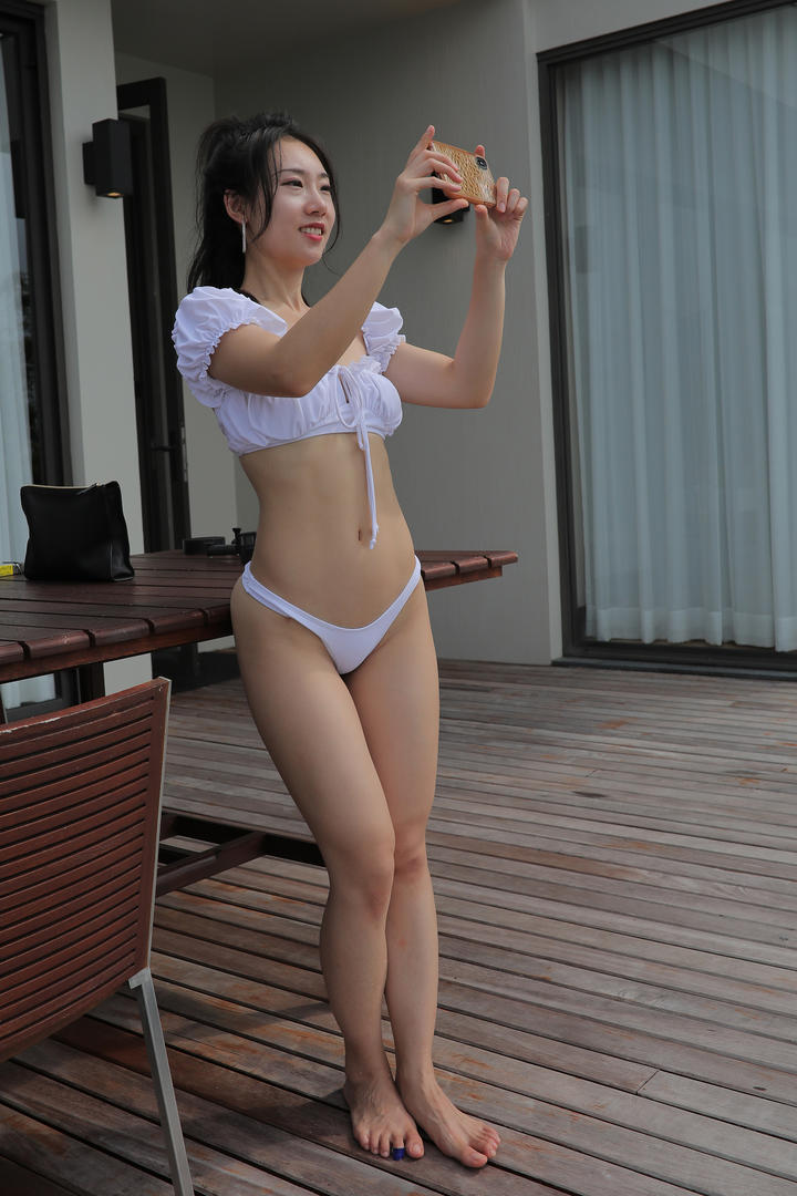 拿着手机自拍的好身材泳装美女模特亚洲套图