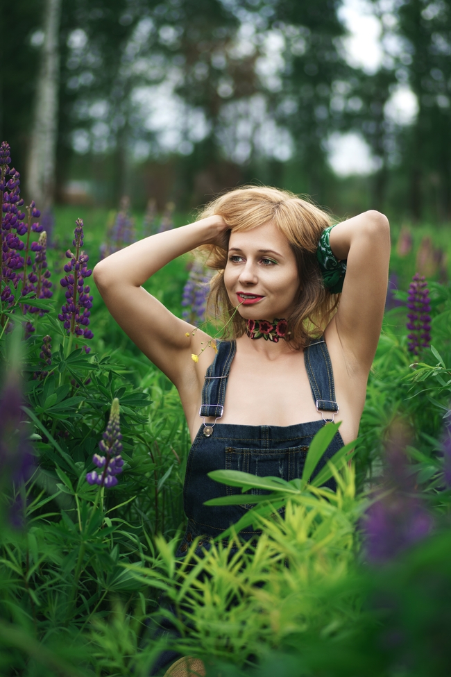 丛林风格性感背带裤美女人体摄影