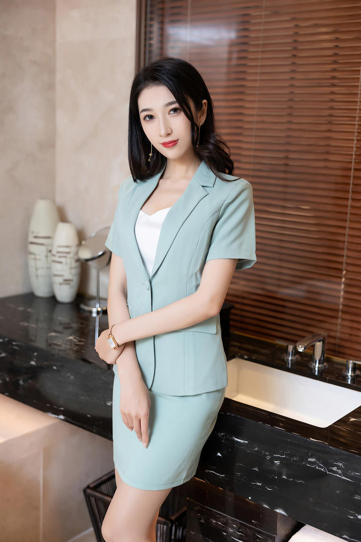 气质出众的漂亮美女技师林乐一素人美女私房照图片