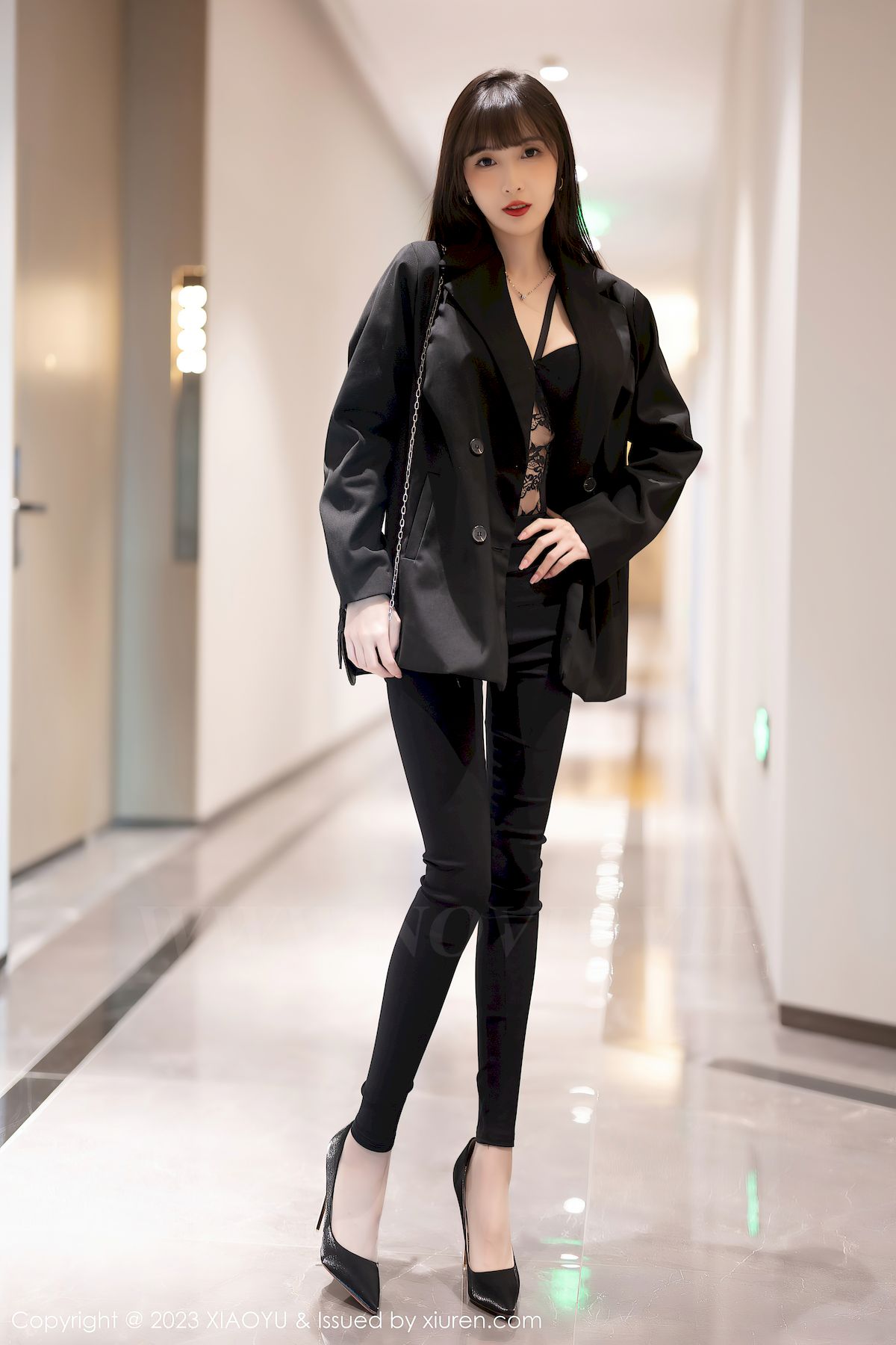 语画界美女模特林星阑黑色服饰搭配原色丝袜性感写真