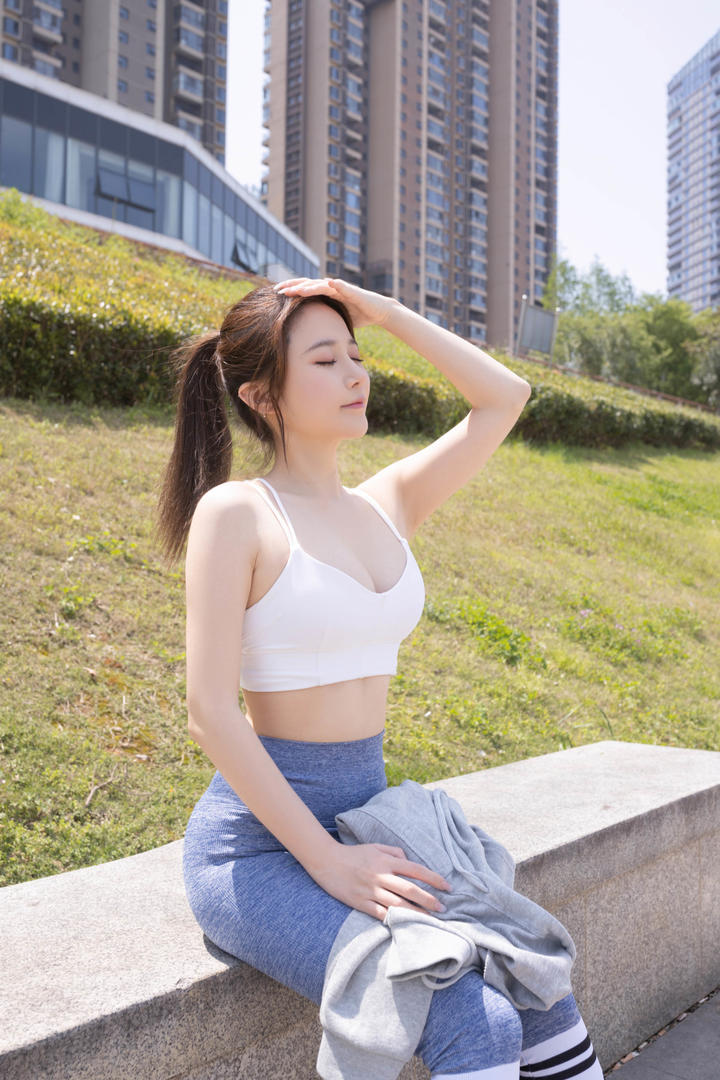 街拍性感瑜伽裤美女模特鱼子酱高清图片