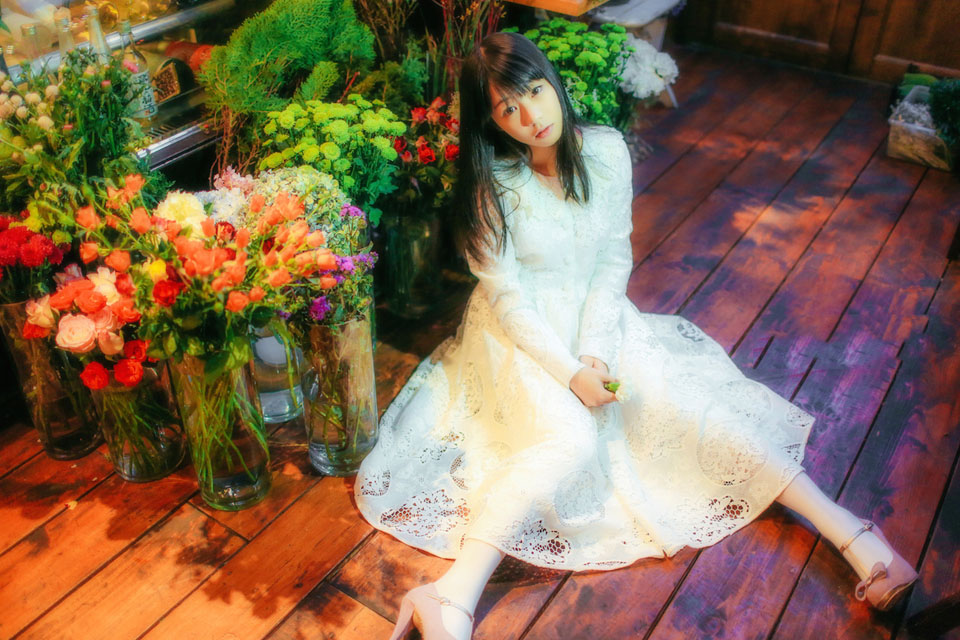 纯纯少女的午后与花相伴