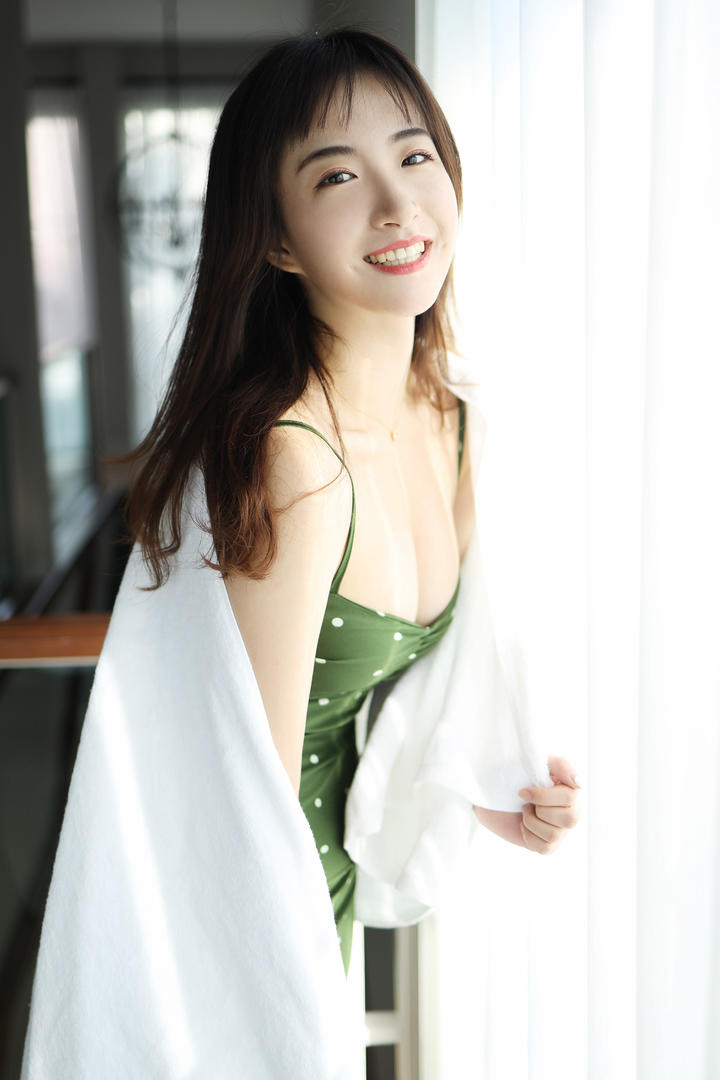 裹着浴巾的白皙酥胸美女艺儿拿铁清纯可爱写真图片