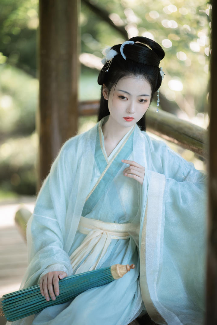拿着雨伞的古典汉服女神清纯写真套图