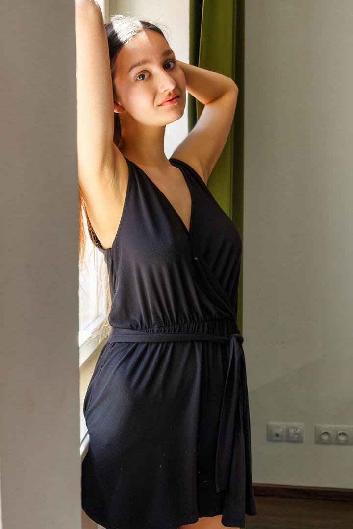 欧洲成熟美女穿吊带睡裙站在窗户边写真图片