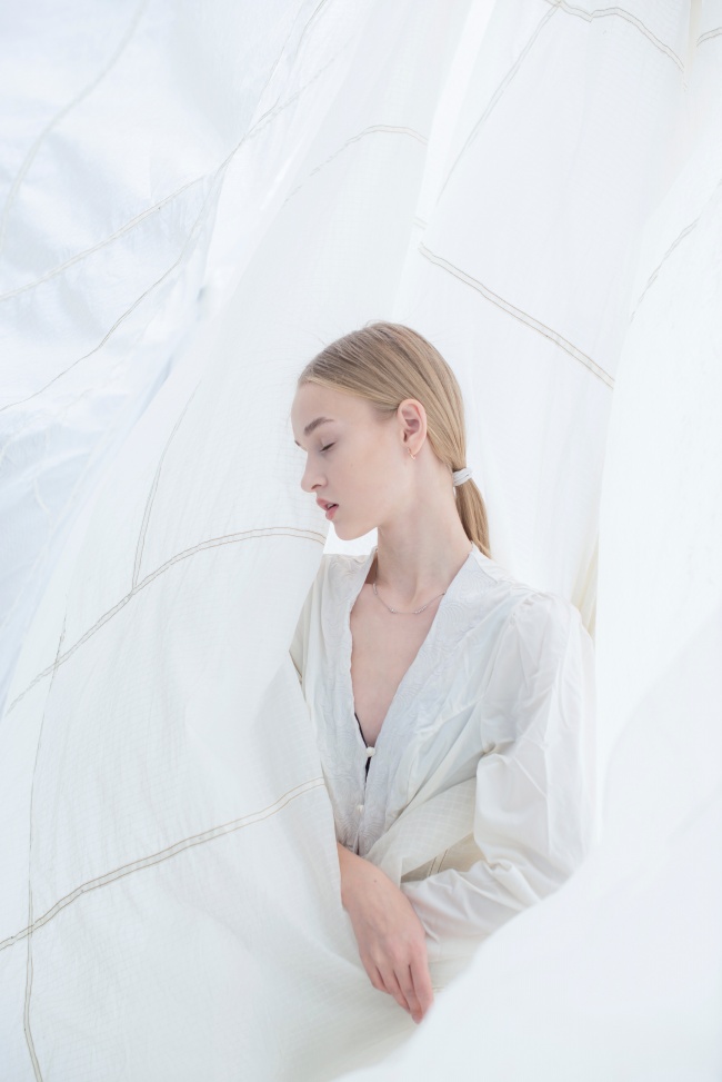 白色素雅风俄罗斯美女写真图片