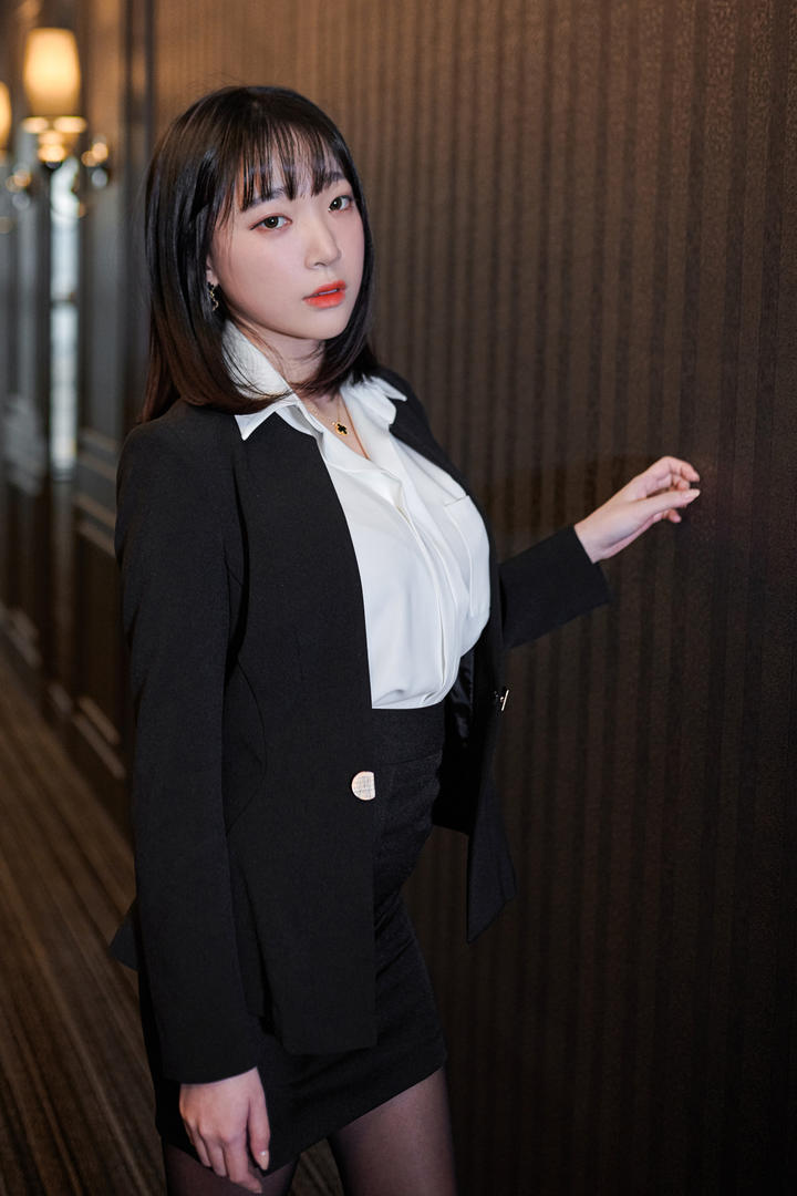 首尔高端商务写真 女高管西装黑丝特辑 办公室光影构图深度解析