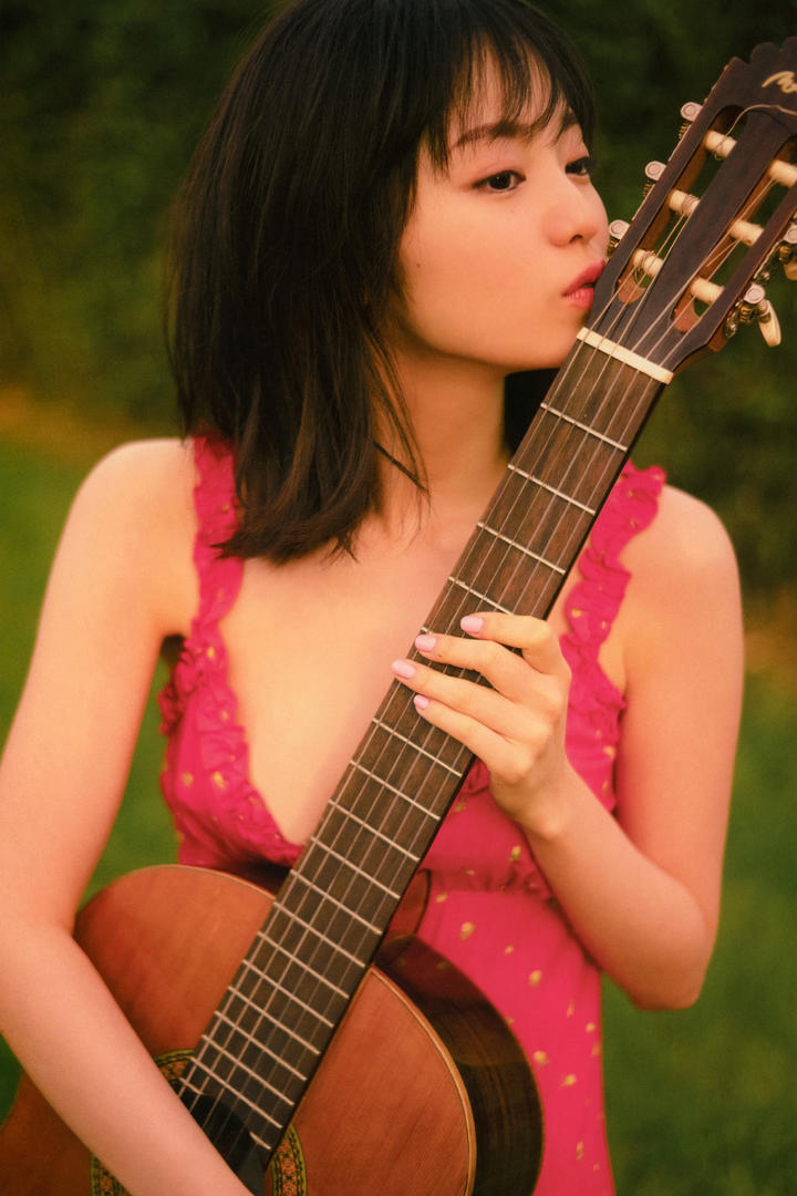 弹吉他的日本少女高清图片