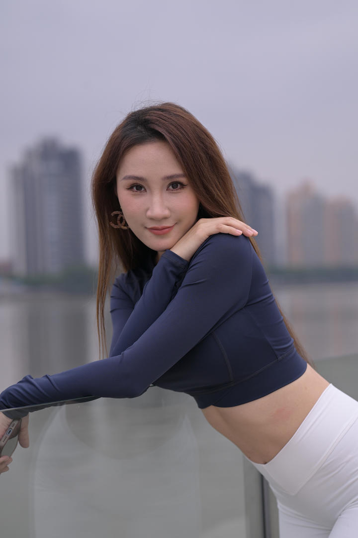 江边晨跑的紧身运动裤美女高清图片
