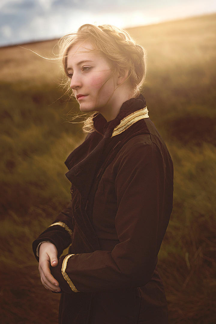 站在草原上的高清欧美美女图片