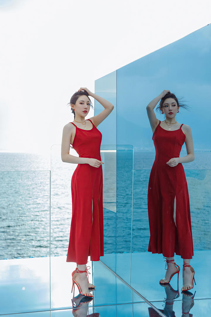 穿着红色长裙的气质美女刘奕宁图片