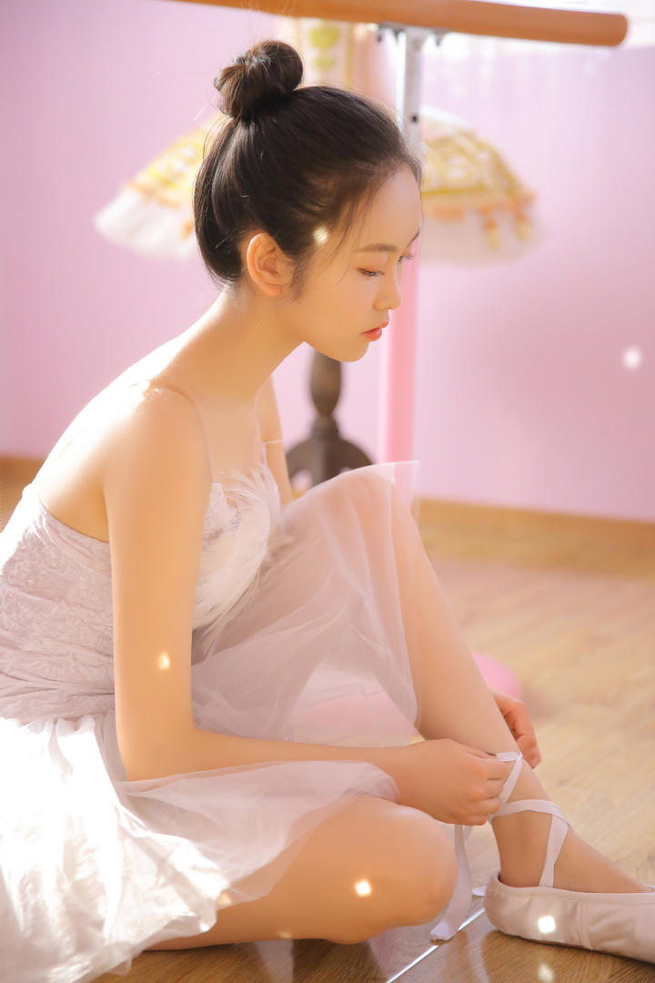 系鞋带的清纯舞蹈美女高清壁纸图片