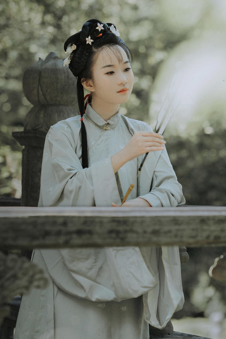 花园里的高清古装美女凡鹿古风艺术写真图片