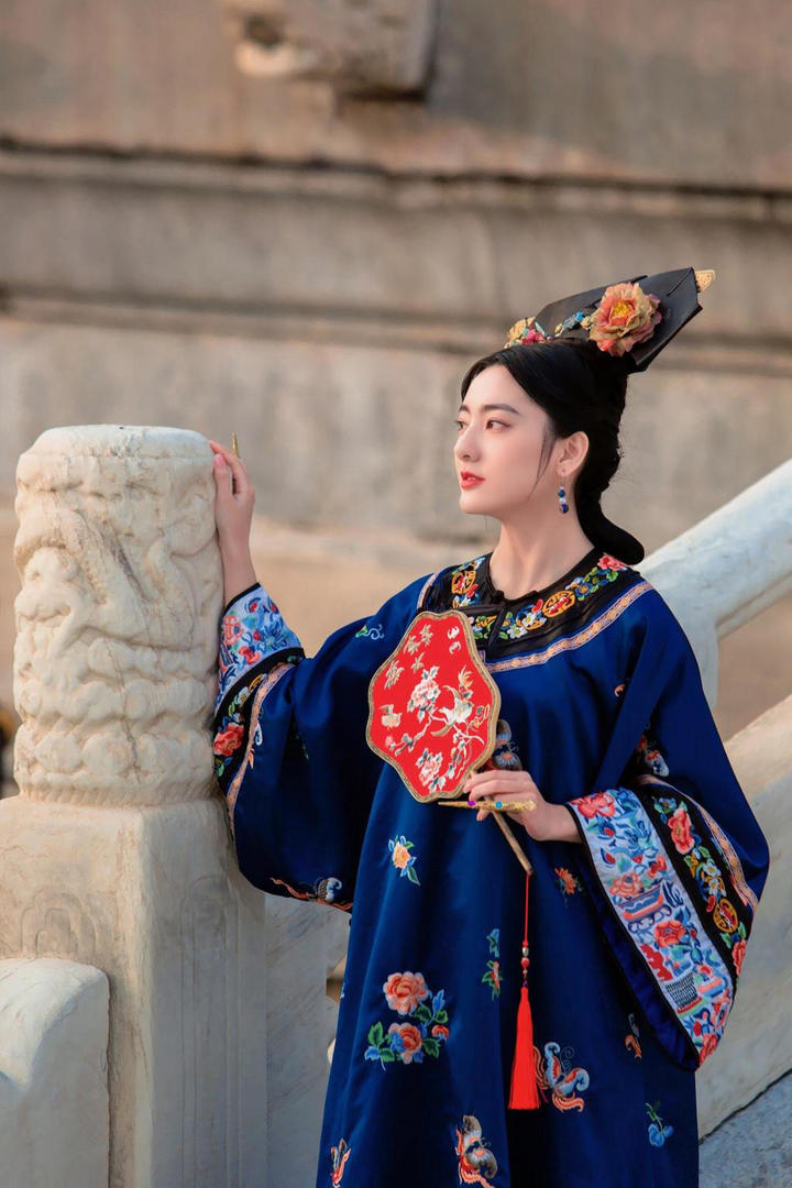 穿着旗袍的清朝格格古装美女图片