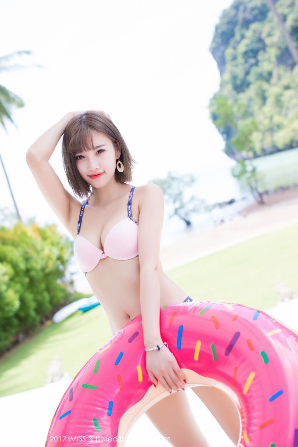 爱蜜社短发女神杨晨晨(甜心CC)泳池边比基尼内衣诱惑