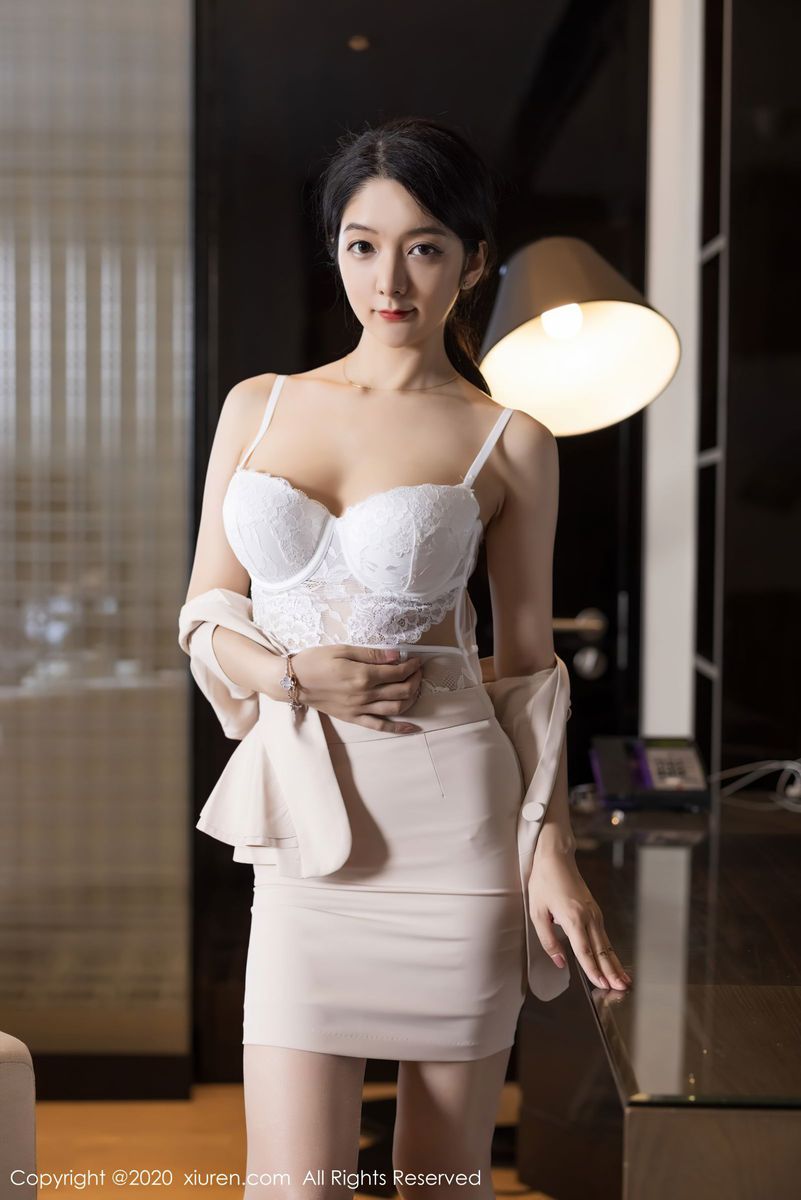 秀人网性感女神Angela小热巴米色干练制服丝足玉腿绝美写真
