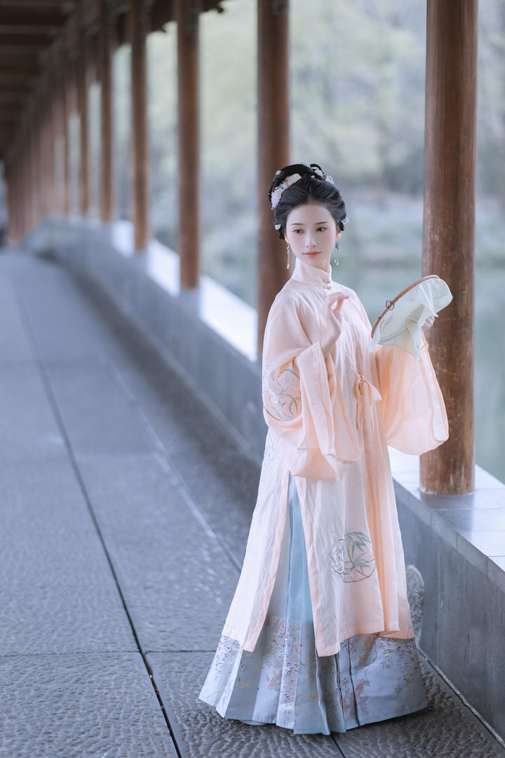 走廊上的古装美女户外摄影写真图片