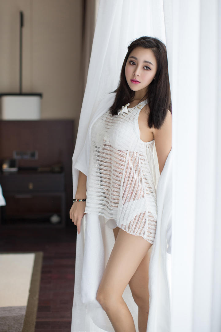 窗帘边的清纯比基尼美女写真图片