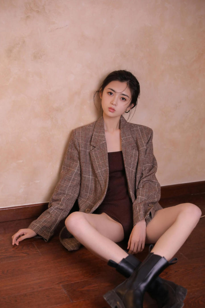 靠在墙边的清纯女生写真图片