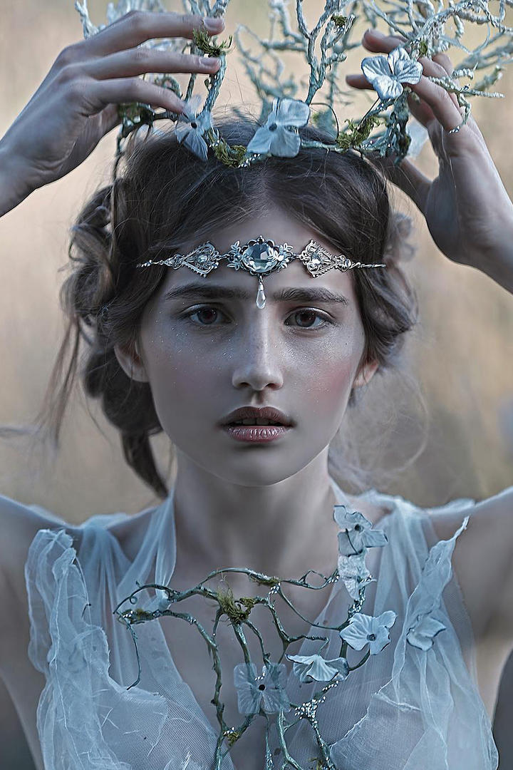 戴着头冠的国外人体艺术图片