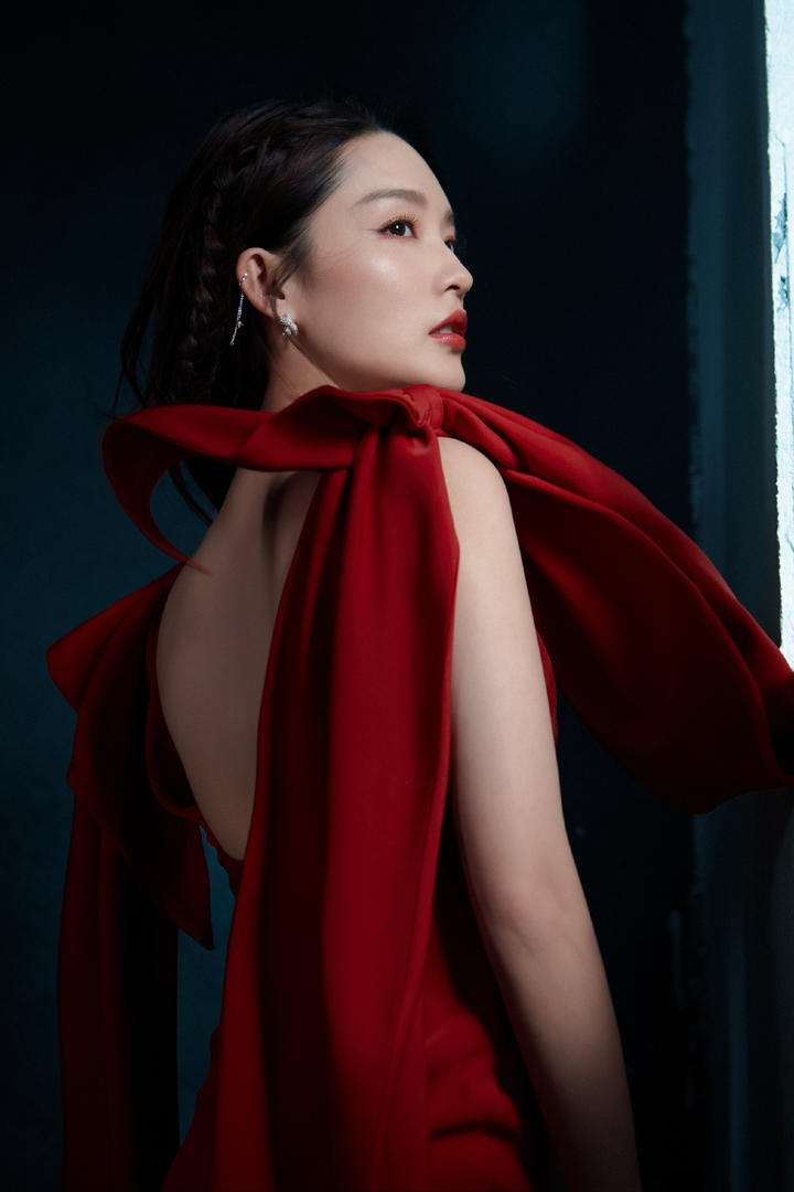 李沁性感红裙写真图片