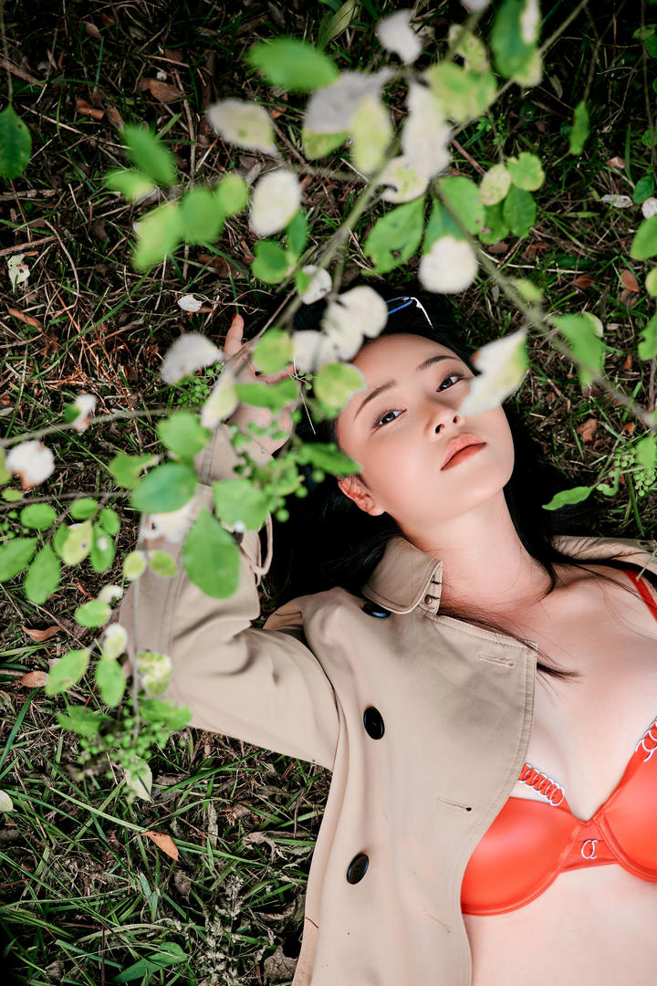 躺在地上的美女真人头像女生写真图片