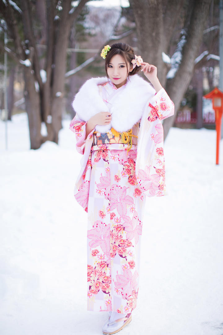 站在雪中的日本高清和服美女摄影图片