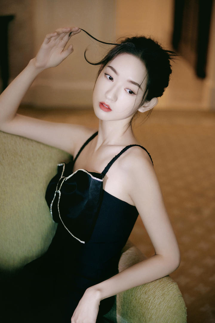 拨弄头发的清纯可爱女生头像图片大全