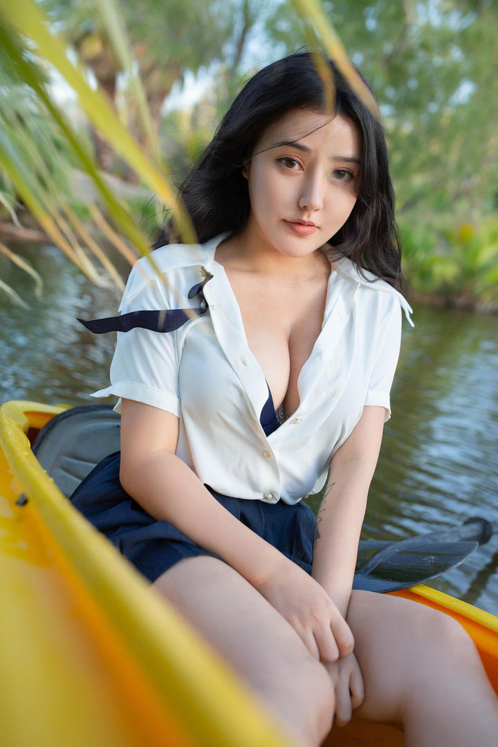 坐在船上的性感丰满大胸美女玛鲁娜图片