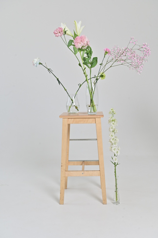 高脚凳静物插花图片