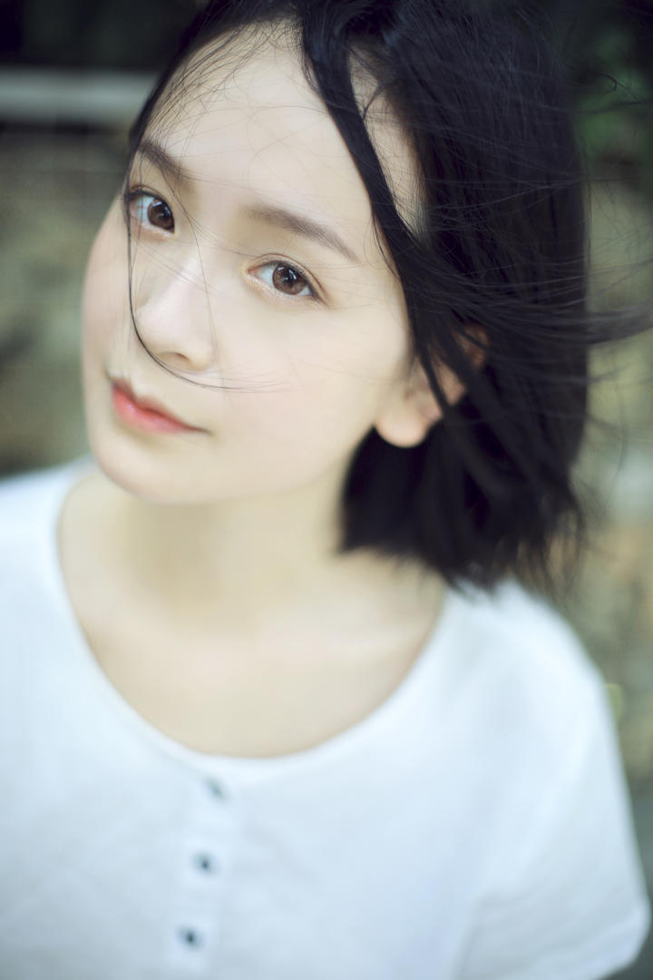 4K唯美短发女生头像真人写真图片