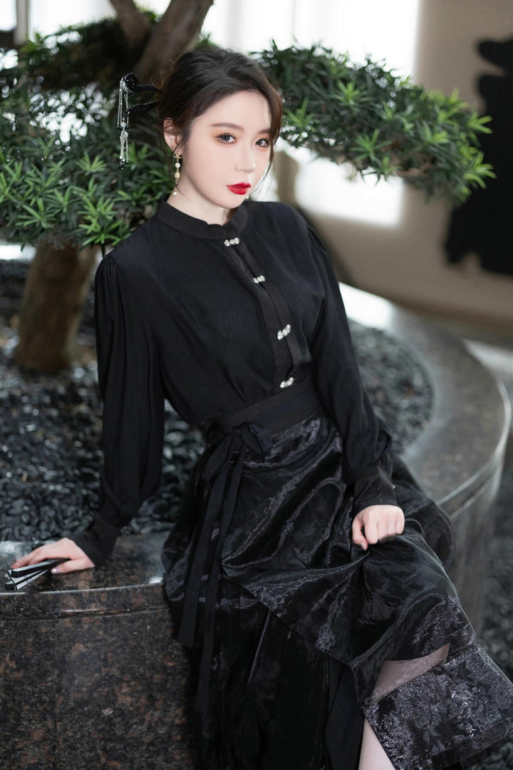 性感古装红唇美女模特梦心玥个人艺术写真图片