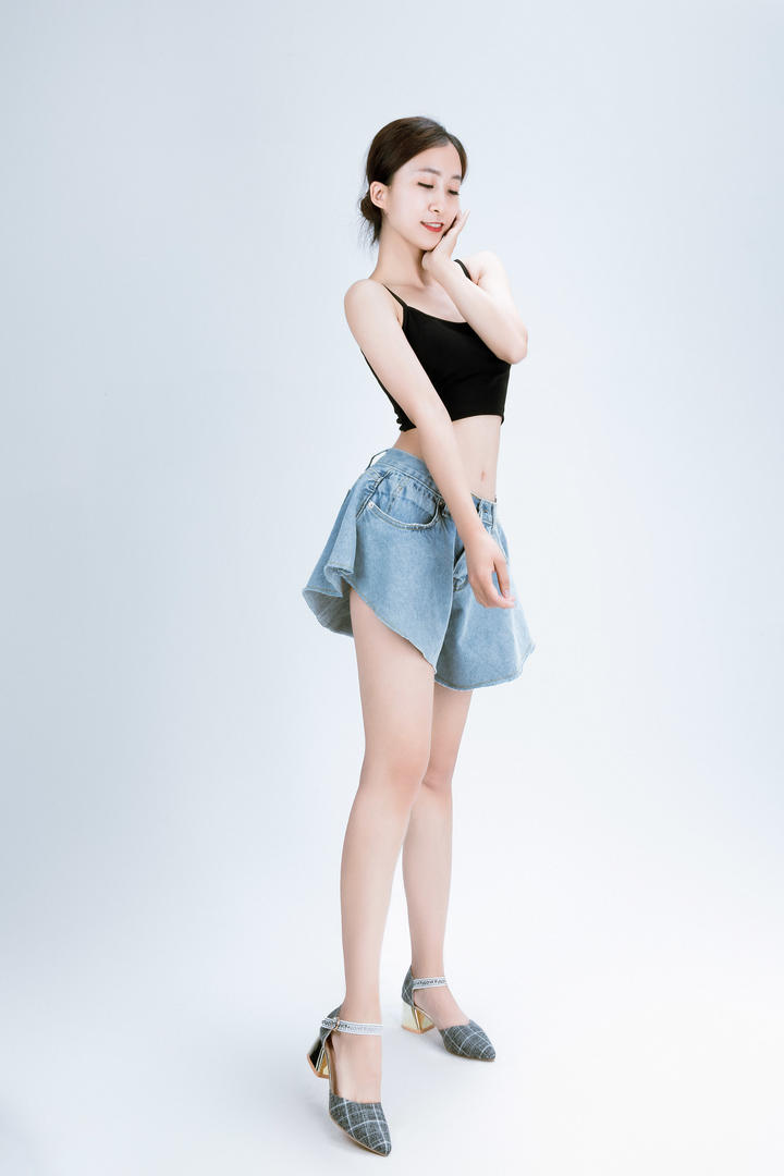 穿牛仔短裙的美女佳美艺术写真图片