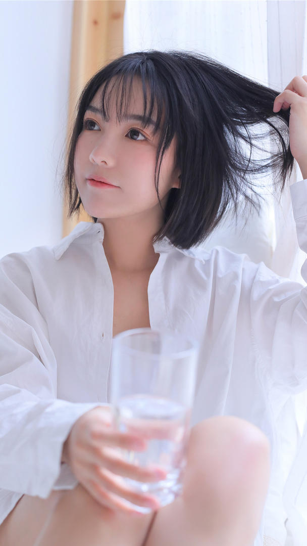 亚洲短发美女清纯女生头像唯美写真图片