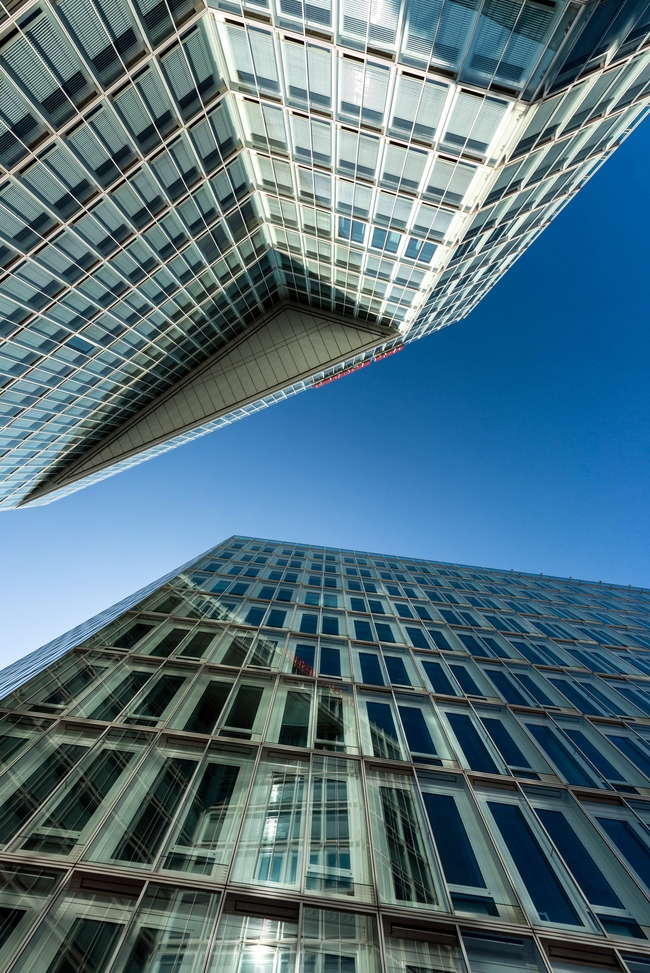 现代玻璃幕布墙建筑仰拍摄影图片