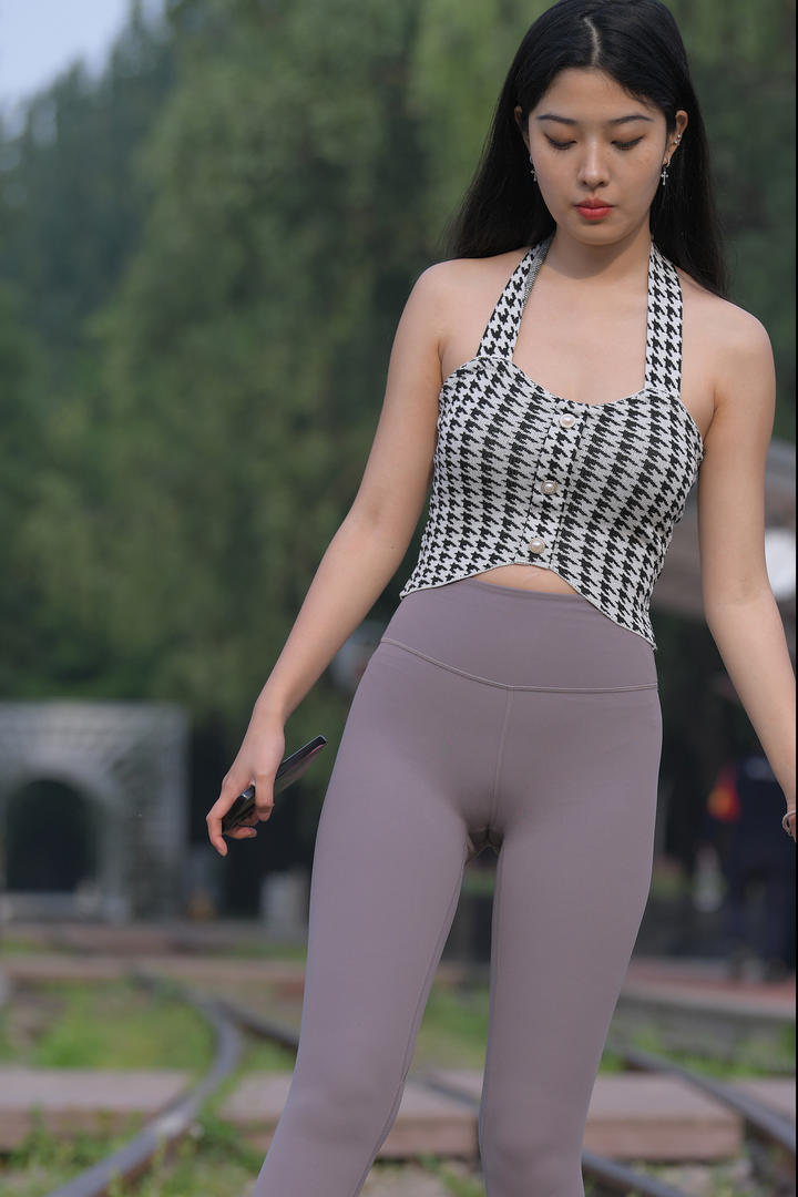 超清紧身瑜伽裤美女模特街拍图片