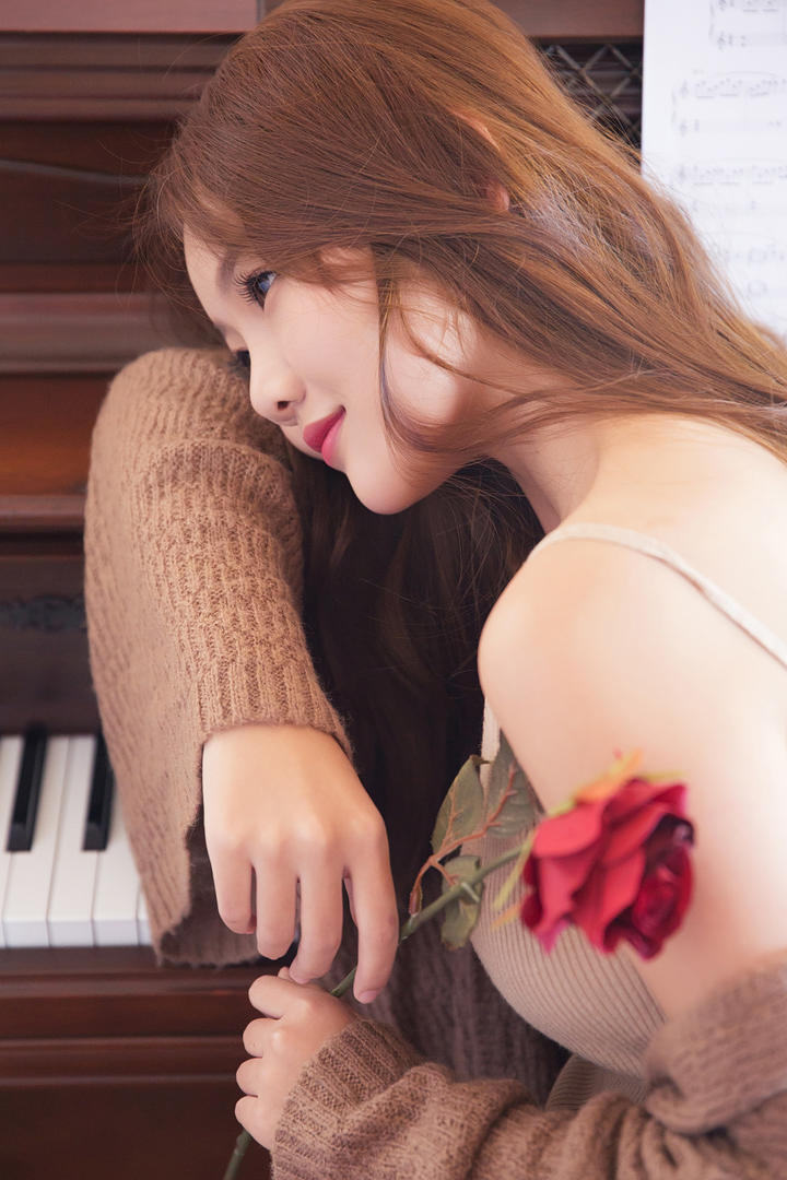 趴在钢琴上的气质美女主播高清手机壁纸图片