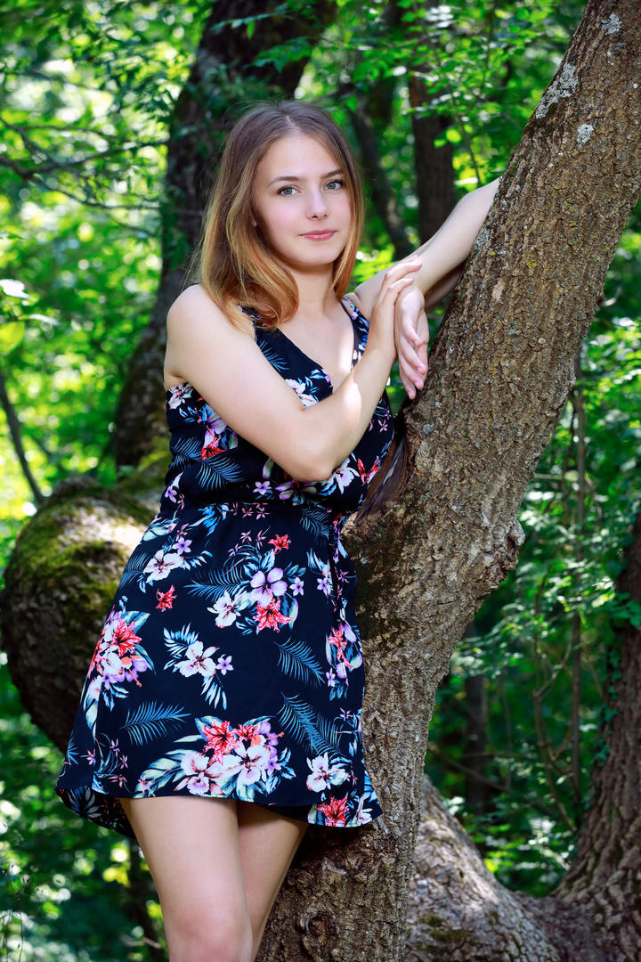 站在树边的高清欧美专区美女户外摄影图片