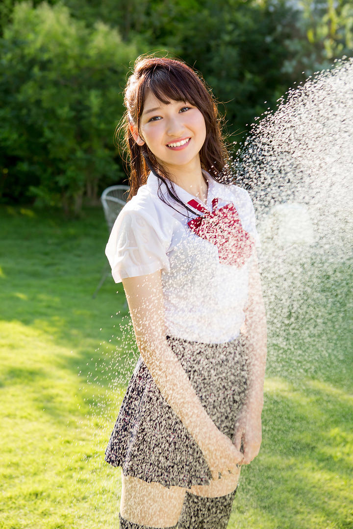 被水淋湿的日本极品清纯美女学生图片