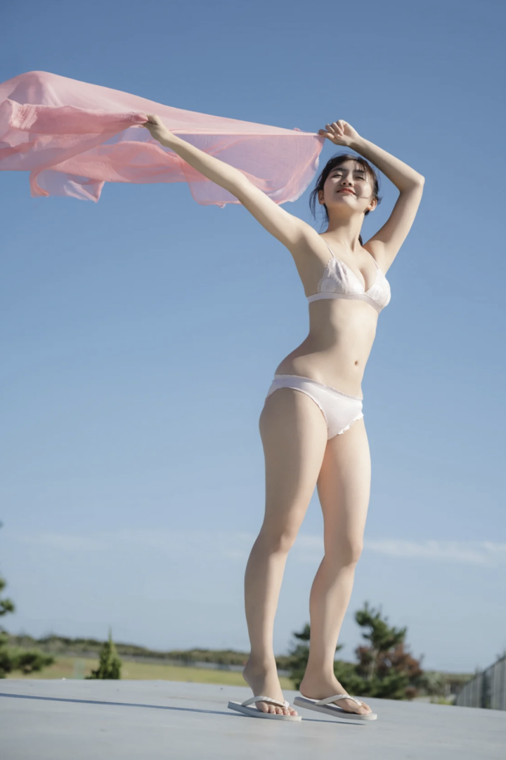 日本高清泳装美女模特性感写真图片